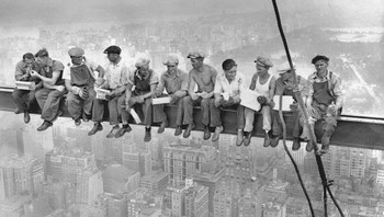 Fotografer legendaris Charles Clyde Ebbets bertaruh nyawa di ketinggian lebih dari 200 meter tanpa peralatan pengaman demi mengabadikan pekerja konstruksi pencakar langit di New York. Ia sering kali harus merayap di balok besi yang sempit hanya untuk mendapatkan sudut pandang terbaik, menghasilkan foto-foto ikonik yang kita kenal hingga saat ini. Foto: Boredpanda