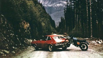 Potret mencekam Richard Lasher yang nyaris kehilangan nyawa saat erupsi Gunung St. Helens tahun 1980. Mobil Ford Pinto yang terlihat di foto tersebut akhirnya terkubur abu dan hancur lebur, sementara Richard berhasil selamat dari bencana dahsyat tersebut. Foto: Boredpanda