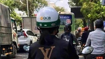 Logo mahal, tulisan nyeleneh. Jaket ini sukses bikin orang salah fokus di tengah jalan. Foto: Boredpanda