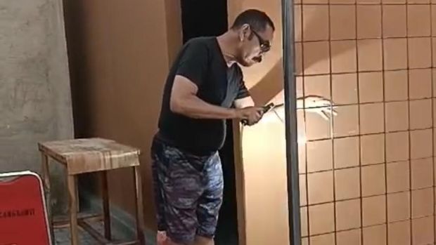 Penampakan eks Ketua DPC PDIP Solo FX Hadi Rudyatmo atau FX Rudy saat mengelas. Foto diunggah Rabu (14/1/2026).