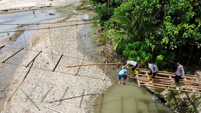 Warga dan Brimob Gotong Royong Perbaiki Jembatan Rusak di Gorontalo
