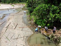 Warga dan Brimob Gotong Royong Perbaiki Jembatan Rusak di Gorontalo