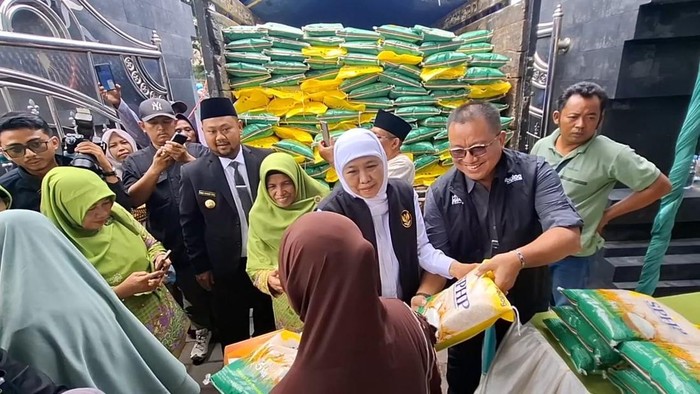 Jelang Ramadan Warga Gresik Padati Pasar Murah Pemprov Jatim