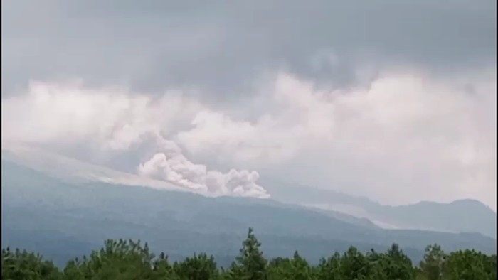 Semeru Erupsi, Awan Panas Guguran Meluncur 5 Kilometer