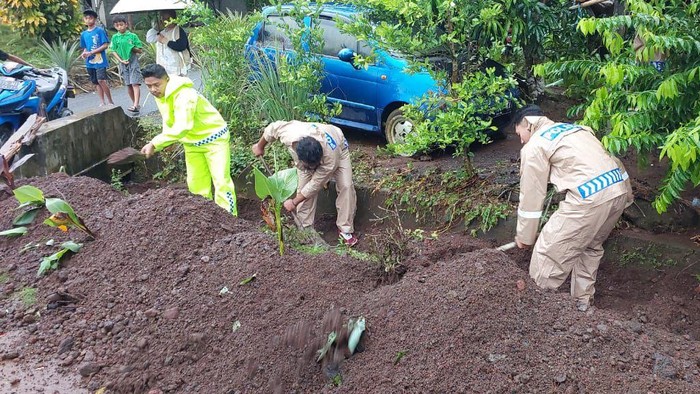 Polisi membangun tanggul darurat untuk mencegah banjir susulan yang terjadi di Kabupaten Halmahera Utara, Maluku Utara.