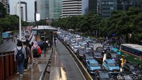 Hujan deras yang mengguyur Jakarta menyebabkan arus lalu lintas di Jalan Jenderal Sudirman tersendat panjang. Kemacetan terpantau mengular hingga kawasan Bundaran Hotel Indonesia (HI), Rabu (14/1/2026).