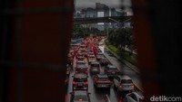 Hingga malam hari, arus lalu lintas di Jalan Jenderal Sudirman menuju Bundaran HI serta sebaliknya masih terpantau padat merayap. Pengendara dan pengguna jalan diimbau untuk mengatur waktu perjalanan serta mempertimbangkan penggunaan transportasi umum.