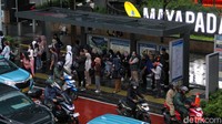 Di sisi lain, sejumlah masyarakat terlihat memilih menggunakan transportasi umum. Penumpang TransJakarta dan ojek online tampak menunggu di halte dan trotoar sekitar Sudirman.