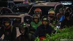Hujan Reda, Kemacetan Mengular di Jalan Sudirman