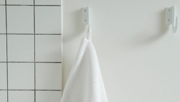 Lebih Baik Jemur Handuk dengan Cara Digantung atau Dikait? Ini Kata Ahli