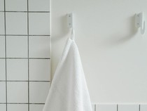 Lebih Baik Jemur Handuk dengan Cara Digantung atau Dikait? Ini Kata Ahli