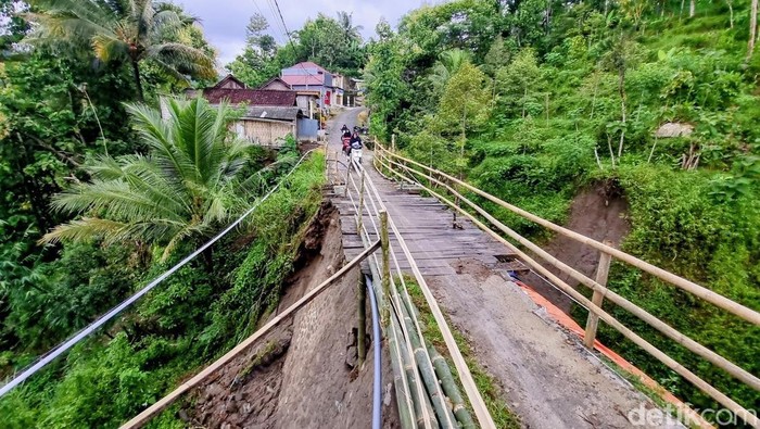 Jalan rusak di Ponorogo masih dillewati warga dan anak sekolah