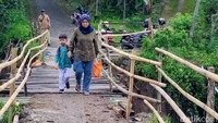 Salah seorang warga, Sarmini mengatakan, kondisi jembatan sempat longsor dan tidak memungkinkan dilalui kendaraan. Bahkan, anak-anak sekolah terpaksa digendong warga saat berangkat karena takut terpeleset dan jatuh ke jurang.