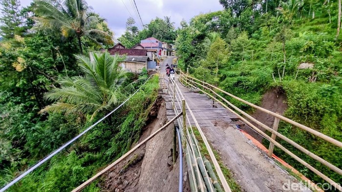 Jalan rusak di Ponorogo yang tetap dilalui warga dan anak sekolah