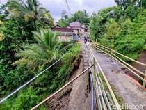 Viral Anak Sekolah di Ponorogo Harus Digendong Lewati Jembatan Rusak