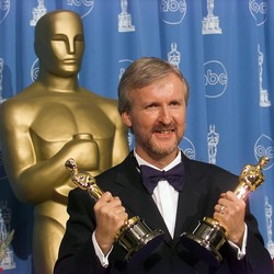 James Cameron Nyaris Hantam Harvey Weinstein Pakai Piala Oscar