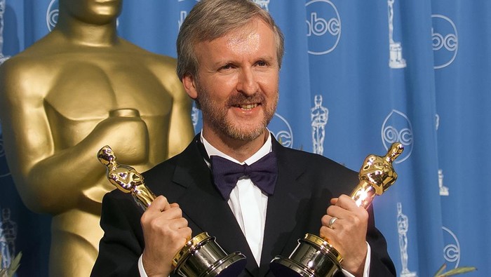 LOS ANGELES, CALIFORNIA - MARCH 23: Winner James Cameron holds his Oscar Awards backstage at Academy Awards Show, March 23, 1998 in Los Angeles, California (Photo by Getty Images/Bob Riha, Jr.)