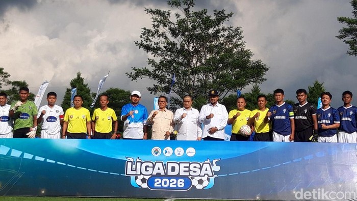 Menteri Desa dan PDT, Yandri Susanto, foto bersama kedua tim final liga desa di lapangan Songgo Langit, Sumbung, Cepogo, Boyolali, Rabu (14/1/2026) sore.