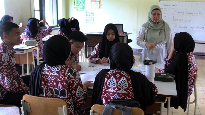 Siswa mengikuti pelajaran kimia dengan alat peraga kartu di Sekolah Rakyat (SR) jenjang SMA di Malang, Jawa Timur, Rabu (14/1/2026). Gubernur Jawa Timur Khofifah Indar Parawansa menyebutkan sebanyak 26 Sekolah Rakyat telah beroperasi di wilayahnya, menjadikan Jawa Timur sebagai provinsi dengan jumlah SR terbanyak secara nasional. ANTARA FOTO/Ari Bowo Sucipto