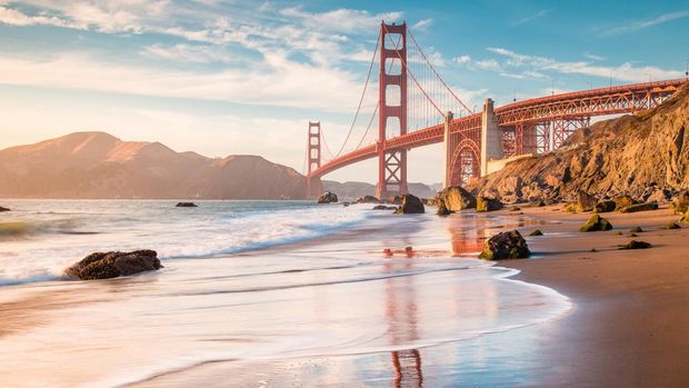 Jembatan ikonik Golden Gate di Pantai Baker, San Francisco, California, AS.