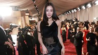Penampilan Mengejutkan Jihyo TWICE di Golden Globes, Seksi Bergaun Transparan