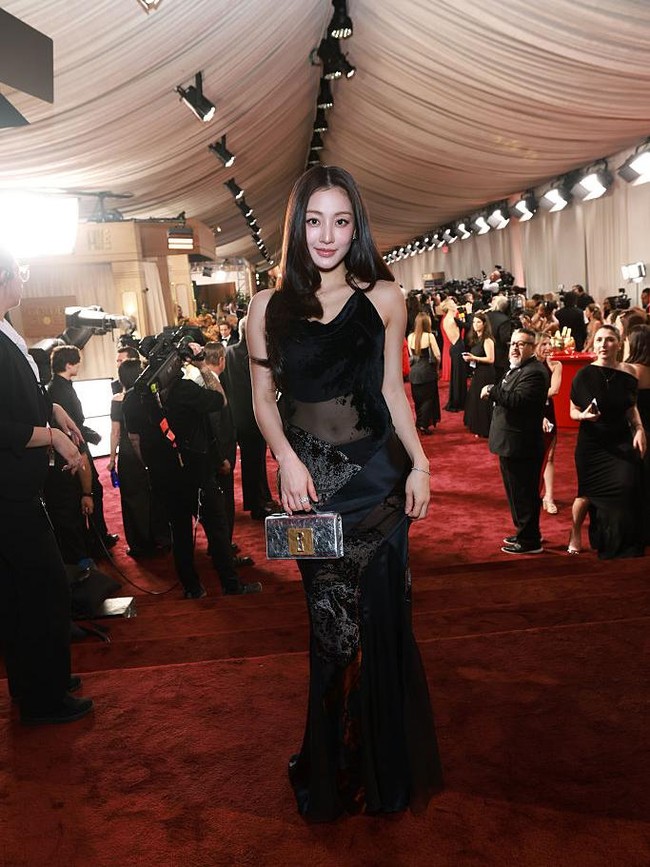 Penampilan Mengejutkan Jihyo TWICE di Golden Globes, Seksi Bergaun Transparan