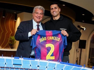 Joao Cancelo Resmi Gabung Barcelona
