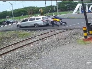 Video: Menegangkan! Polisi Dorong Mobil Mogok di Rel KA Semarang