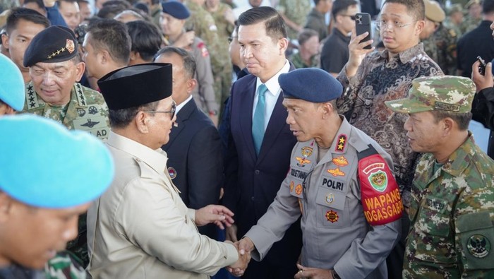 Kapolda Jabar Irjen Rudi Setiawan saat berjabat tangan dengan Presiden Prabowo Subianto