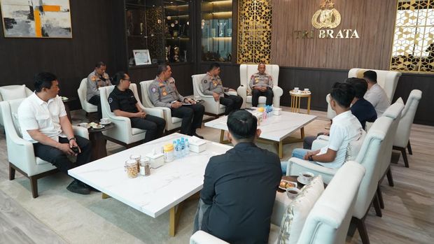Kapolda Jabar Irjen Rudi Setiawan saat bertemu dengan tim detikcom dan IJTI Jabar Kapolda Jabar Irjen Rudi Setiawan saat bertemu dengan tim detikcom dan IJTI Jabar
