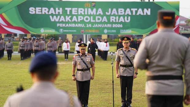 Kapolda Riau Irjen Herry Heryawan memimpin sertijab, Wakapolda resmi dijabat Brigjen Hengki Haryadi. Kapolda Riau Irjen Herry Heryawan memimpin sertijab, Wakapolda resmi dijabat Brigjen Hengki Haryadi. Sertijab digelar di Mapolda Riau, Rabu (14/1/2026).