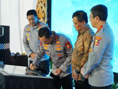 Kapolri Jenderal Listyo Sigit Prabowo meresmikan 19 Jembatan Merah Putih Presisi yang tersebar di wilayah hukum Polda Jawa Tengah.