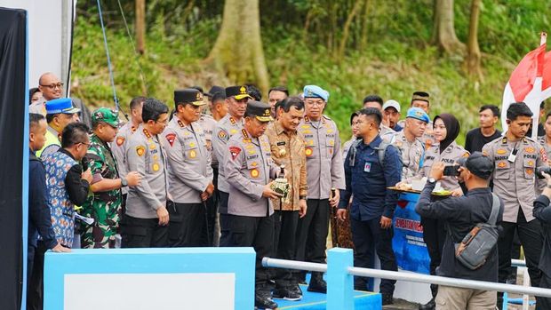 Kapolri Jenderal Listyo Sigit Prabowo meresmikan 19 Jembatan Merah Putih Presisi yang tersebar di wilayah hukum Polda Jawa Tengah.