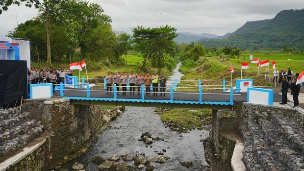 Kapolri Jenderal Listyo Sigit Prabowo meresmikan 19 Jembatan Merah Putih Presisi yang tersebar di wilayah hukum Polda Jawa Tengah.