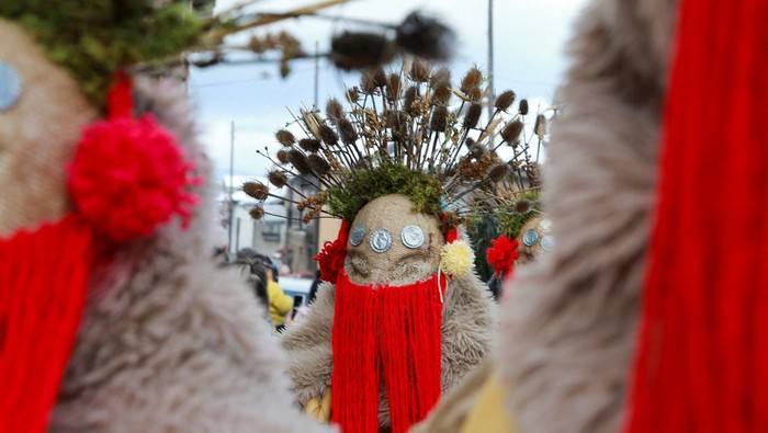 Warga berkostum unik memenuhi desa Vevcani, Makedonia Utara, dalam karnaval St.Vasilij Day yang menandai dimulainya tahun baru Ortodoks. REUTERS/Ognen Teofilovski