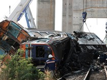 KA Ketiban Crane Beton Tewaskan 22 Orang di Thailand, Evakuasi Dramatis