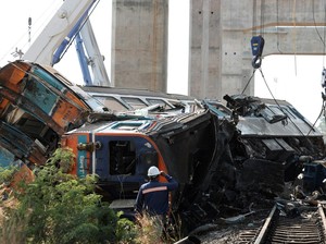 KA Ketiban Crane Beton Tewaskan 22 Orang di Thailand, Evakuasi Dramatis