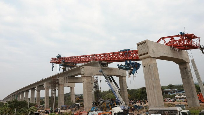Wreckage at the site where a train was derailed when a construction crane collapsed and fell onto its carriages, causing several casualties, in Sikhio district, Nakhon Ratchasima province, Thailand, January 14, 2026. REUTERS/Chalinee Thirasupa