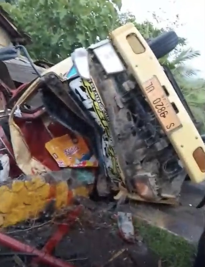 Truk Angkut Buah Naga Terjun Bebas di Banyuwangi, 2 Orang Tewas