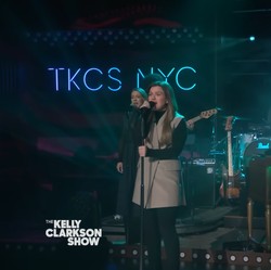 Kelly Clarkson Menangis Akhiri 7 Tahun Jadi Host Takshow