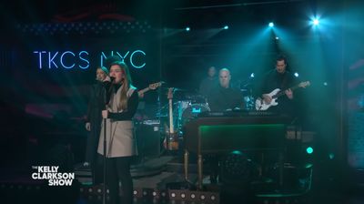 Kelly Clarkson Menangis Akhiri 7 Tahun Jadi Host Takshow