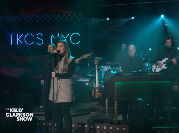 Kelly Clarkson saat meng-cover lagu HUNTR/X What It Sounds Like di The Kelly Clarkson Show.