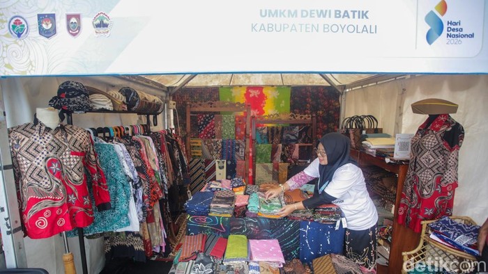 Kementerian Desa dan Pembangunan Daerah Tertinggal (Kemendes PDT) terus mendorong penguatan usaha mikro, kecil, dan menengah (UMKM) desa agar mampu menembus pasar global. Upaya tersebut ditunjukkan melalui pameran UMKM yang digelar di Desa Butuh, Boyolali, Jawa Tengah, dalam rangka memperingati Hari Desa Nasional 2026.