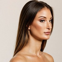 Dalam pengakuan emosional di acara tersebut, Bates menyebut keputusannya bergabung dengan OnlyFans terjadi saat ia berada di titik terendah sebelum dibaptis. Dengan suara bergetar, ia mengakui keterlibatannya di industri hiburan dewasa berakar dari kurangnya rasa cinta terhadap diri sendiri. Foto: dok. Instagram @_kendrabates_