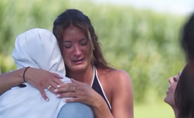 Dalam episode perdana Suddenly Amish, Bates menceritakan bagaimana ia mulai mendalami iman Kristiani lebih dari setahun lalu. Seiring proses tersebut, ia merasa pekerjaannya sebagai penari dan konten kreator dewasa semakin bertentangan dengan nilai moral yang ingin ia jalani. Ia mengaku melihat iklan audisi Suddenly Amish di tengah fase hidupnya yang penuh transisi. Tawaran itu terasa seperti kesempatan untuk benar-benar memulai ulang hidupnya. Foto: dok. TLC