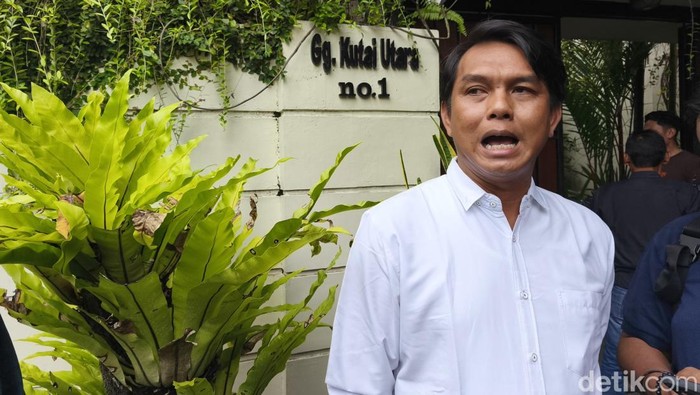 Ketua DPW PSI Jateng, Antonius Yogo Prabowo, di rumah Jokowi, Kota Solo, Rabu (14/1/2026).