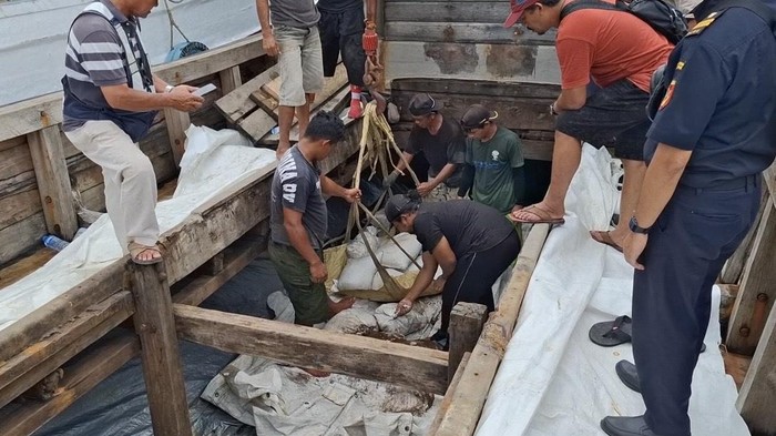 KM Murah Rezeki dan barang bukti.