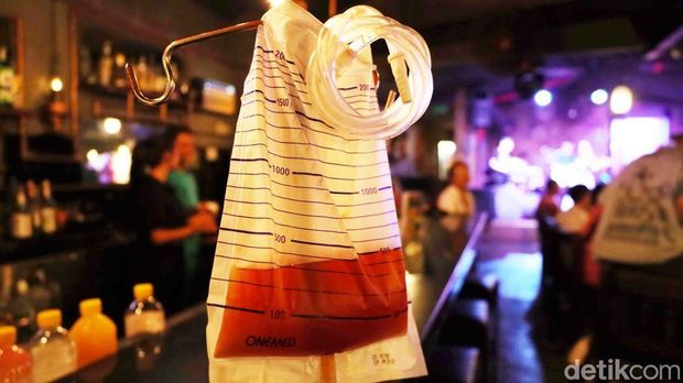 Koktail Zombie dalam kantong infus di Frankenstein Laboratory, Seminyak, Bali, Minggu (11/1/2026). (Aryo Mahendro/detikBali).