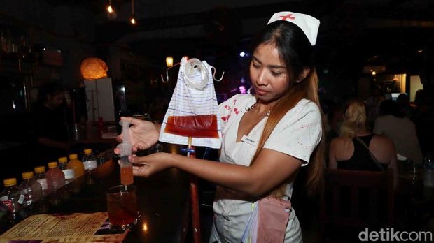 Koktail Zombie dalam kantong infus di Frankenstein Laboratory, Seminyak, Bali, Minggu (11/1/2026). (Aryo Mahendro/detikBali).