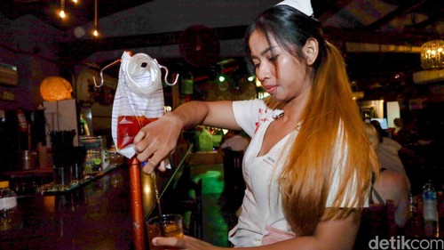 Koktail Zombie dalam kantong infus di Frankenstein Laboratory, Seminyak, Bali, Minggu (11/1/2026). (Aryo Mahendro/detikBali).